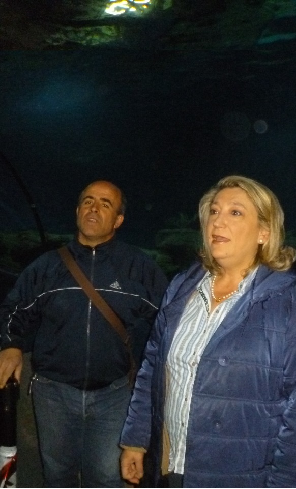 La alcaldesa de Almuñécar, Trinidad Herrera, visitó el acuario para comprobar el estado del mismo y los trabajos que se acometerán para su reapertura