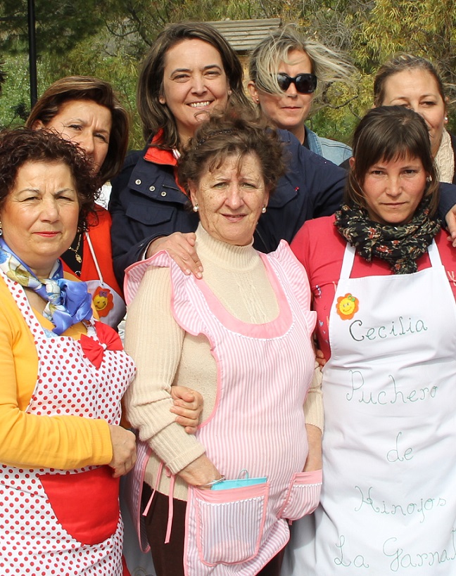 Más de 400 personas asisten al tradicional puchero de hinojos de la Garnatilla