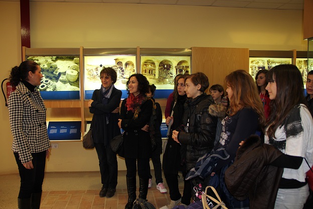 Estudiantes europeos de intercambio visitan el Museo Preindustrial de la Caña