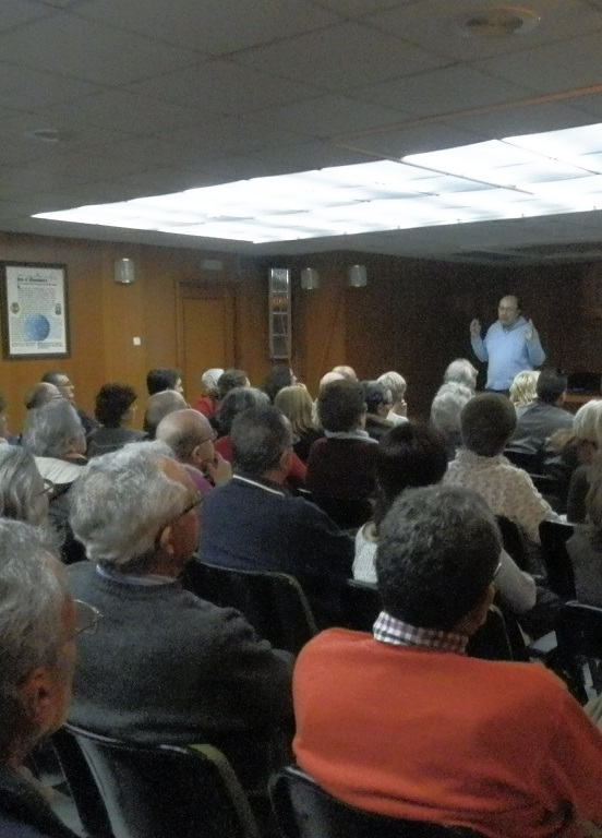 El Físico Fernando Cornet ofreció una conferencia en Almuñécar sobre el LHC y el bosón de Higgs