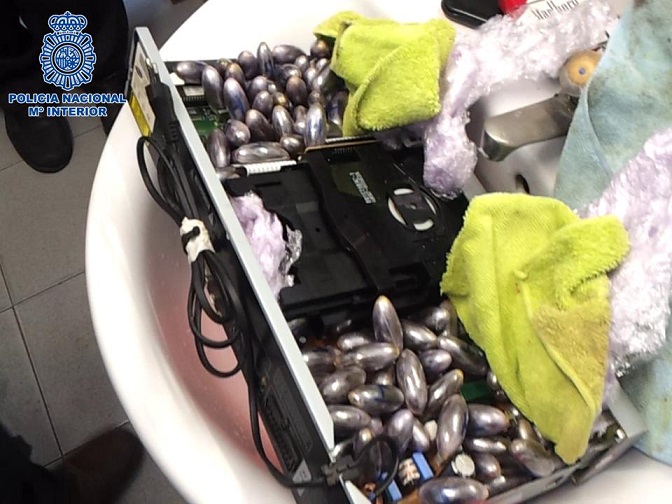 La Policía Nacional detiene a una persona que transportaba 1.045 gramos de hachís en un reproductor de DVD envuelto en papel de regalo