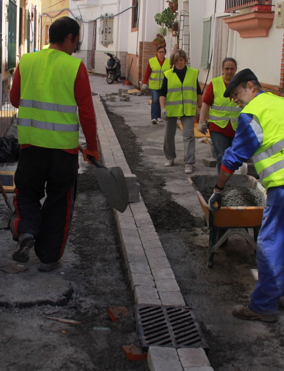 Los trabajos de  rehabilitación de la sexitana calle   Guayaba, en el barrio de San Sebastián, estarán terminados este mes