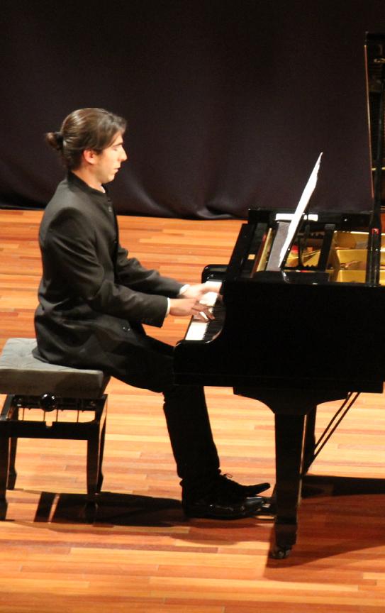 El pianista sexitano Pablo Ruiz Segura ofreció anoche un gran recital en la Casa de la Cultura de Almuñécar