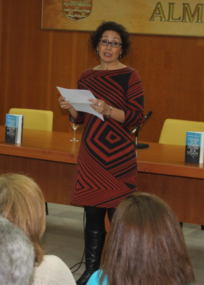 La escritora malagueña María Cabrillana de Rivas hizo un bella presentación de su nuevo  libro Esquirlas de un Espejismo
