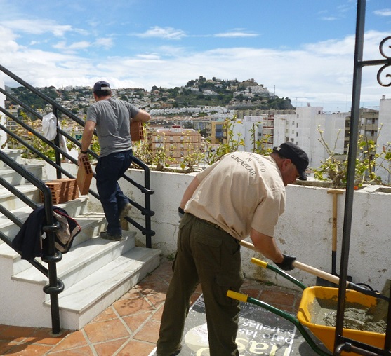 El Ayuntamiento sexitano lleva a cabo mejoras de embellecimiento en el barrio  del Castillo