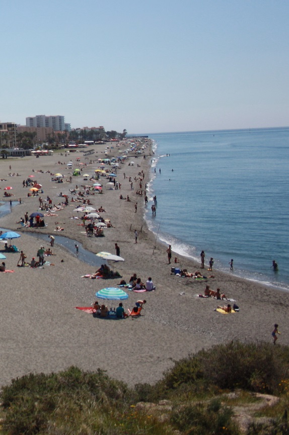 La playa de Salobreña se viste de verano