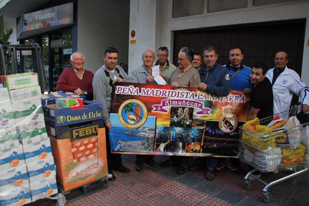 La Peña Madridista La Najarra  de Almuñécar dona a Cáritas casi  1000 kilos de productos de primera necesidad
