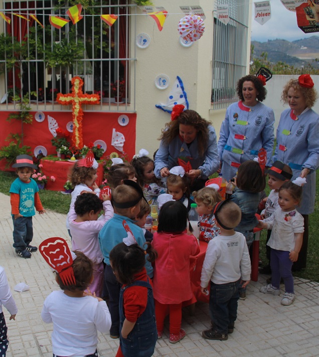 La fiesta de la Cruz se vive en Almuñécar desde los Centros Infantiles Municipales