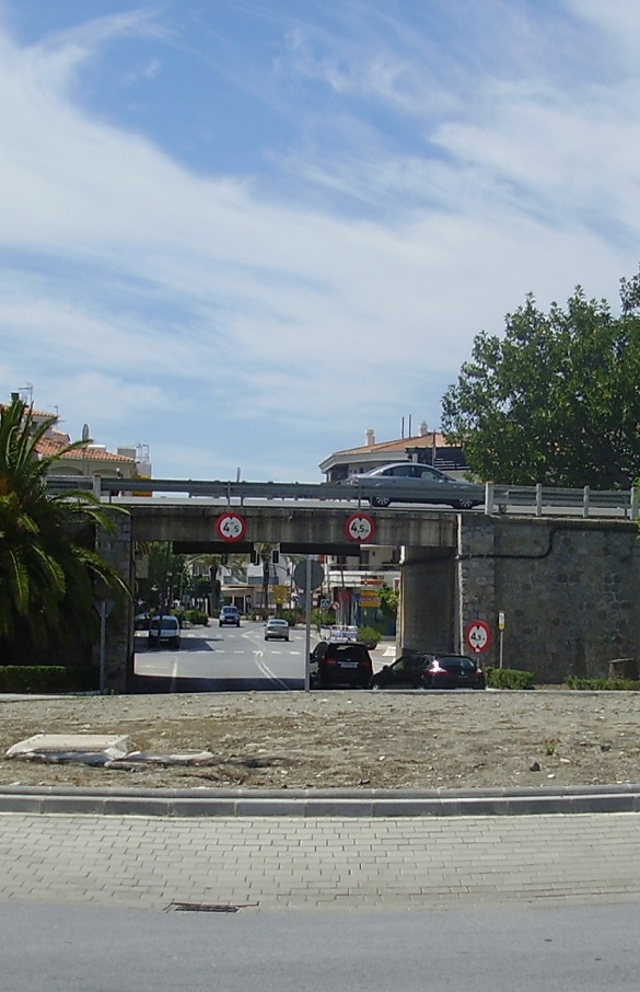 El PP pide al Ayuntamiento que arregle la rotonda de entrada a Salobreña
