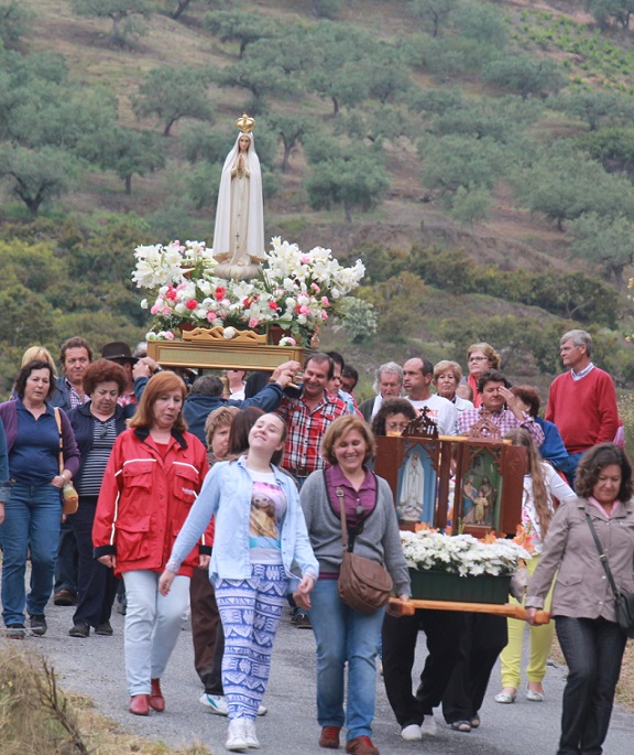 Los vecinos de El Cerval procesionaron a la Virgen de Fátima entre la tradición y la devoción