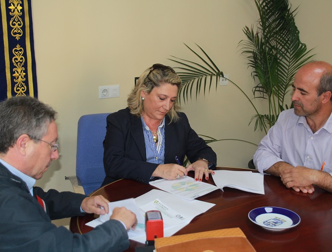 El Ayuntamiento de Almuñécar firma un convenio para la recogida y transporte de aceite doméstico usado