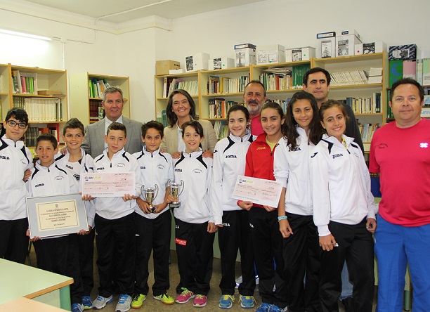 El Ayuntamiento de Motril reconoce los logros deportivos del colegio Virgen de la Cabeza en el CampeonatoJugando al atletismo