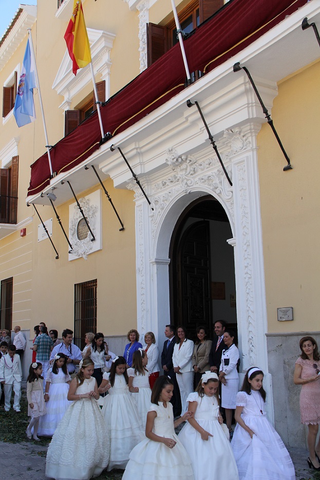 La procesión del Corpus Christi viste de blanco el centro de Motril