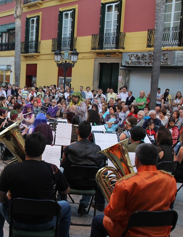 La Banda de Música de Almuñécar lleno  la plaza del Ayuntamiento con la música de los años 80