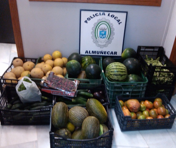 La Policía Local de Almuñécar decomisó  120 kilos de fruta y verdura que se vendía  en el rastrillo del  domingo