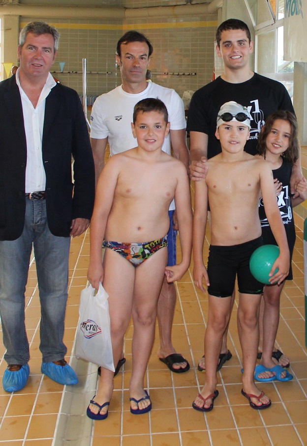 100x100 relevos logra unir deporte y solidaridad en una jornada festiva en la piscina municipal