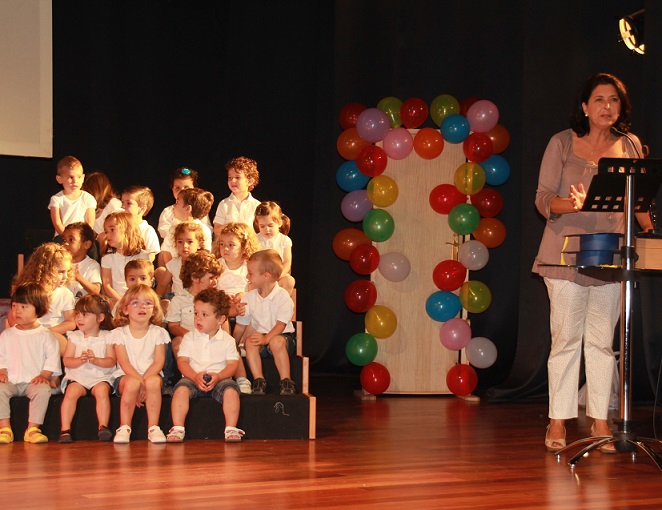 Una treintena de alumnos y alumnas del Centro Infantil Municipal Reina Sofía  de Almuñécar se han graduado este jueves