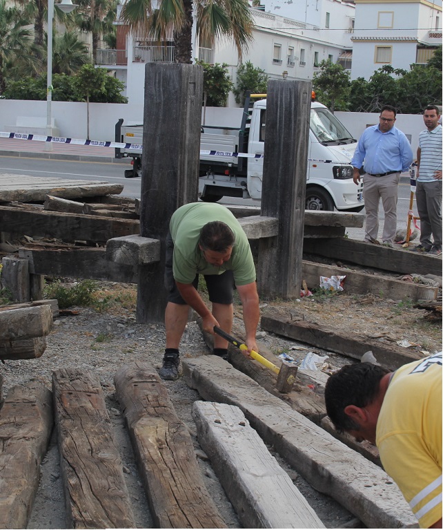 Comienzan los trabajos de desmontaje y retirada de la plaza de las maderas de la playa La Herradura