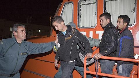 Interceptada patera con 28 inmigrantes marroquíes a 25 millas de Motril