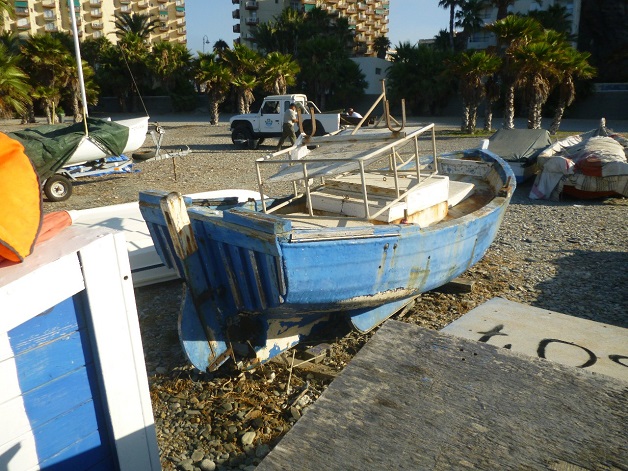 El Consistorio sexitano continúa con la retirada de enseres abandonados y embarcaciones ilegales de los embarcaderos de las  playas