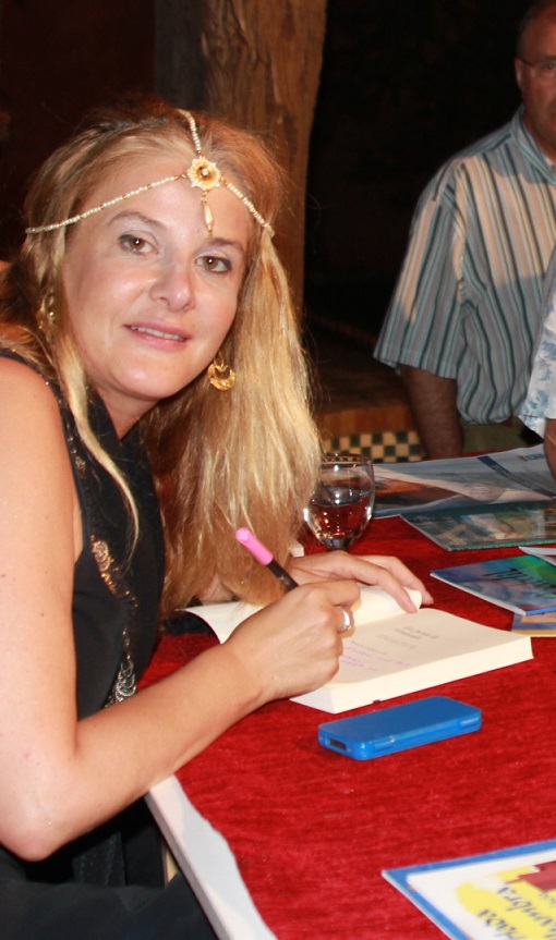 La escritora granadina Brígida Gallego  Coín presentó La Perla de Granada en Almuñécar