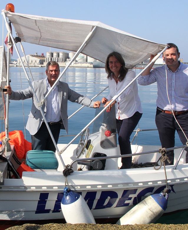 El barco de Limdeco se echa al mar un año más para mantener limpio el litoral motrileño