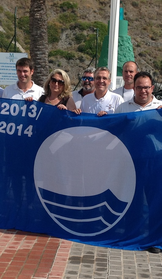 La alcaldesa de Almuñécar  preside el acto de Izado de la Bandera  Azul  en el puerto deportivo  Marina del Este
