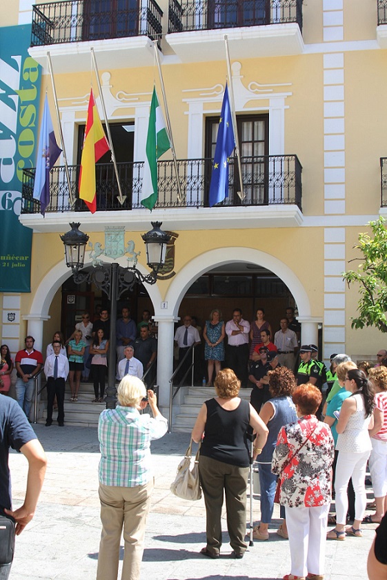 El Ayuntamiento de Almuñécar guarda un minuto de silencio en recuerdo de las víctimas del accidente ferroviario de Santiago