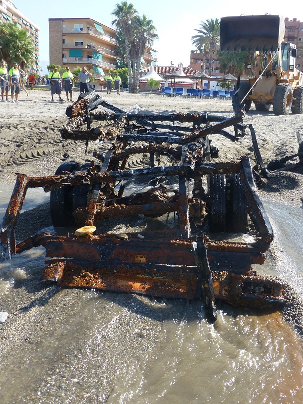 El Servicio de Limpieza de Playas de Almuñécar  recupera  los restos de un vehículo frente a la playa de San Cristóbal