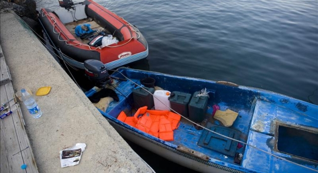 Detenidos once inmigrantes tras llegar a Castell de Ferro a bordo de una embarcación hinchable