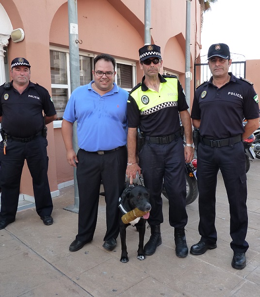 La Policía Local de Almuñécar cuenta ya  con una unidad canina para luchar contra el menudeo de drogas y búsqueda de personas