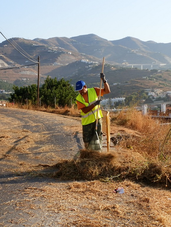 El Ayuntamiento de Almuñécar lleva a cabo la limpieza y desbroce de caminos urbanos y rurales