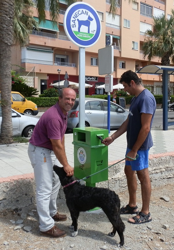 El Ayuntamiento de Almuñécar instala papeleras para excrementos caninos