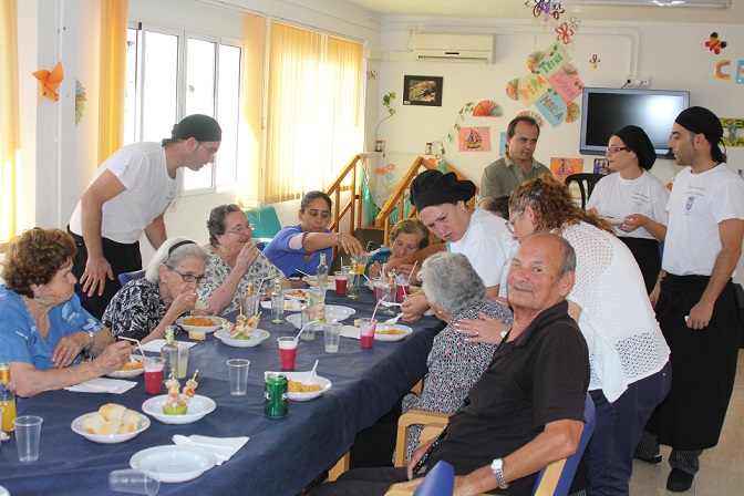 Los mayores del Centro de Día del barrio almuñequero El Castillo disfrutaron de un almuerzo ofrecido por los alumnos del Taller de Empleo  Cazuela Mohína
