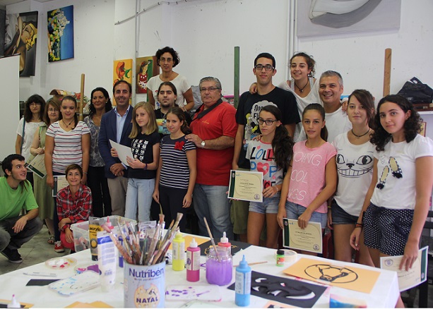 Una treintena de jóvenes motrileños reciben los diplomas de stencil y fotografía impartidos por la academia DArte