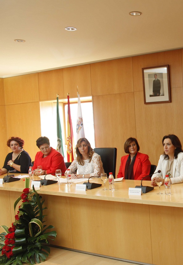 Susana Díaz preside en Órgiva el acto de presentación del nuevo escudo y la entrega de banderas a los organismos oficiales