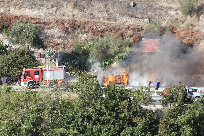 Arde un vehículo junto a la CN 340 cerca de La Herradura sin provocar daños personales