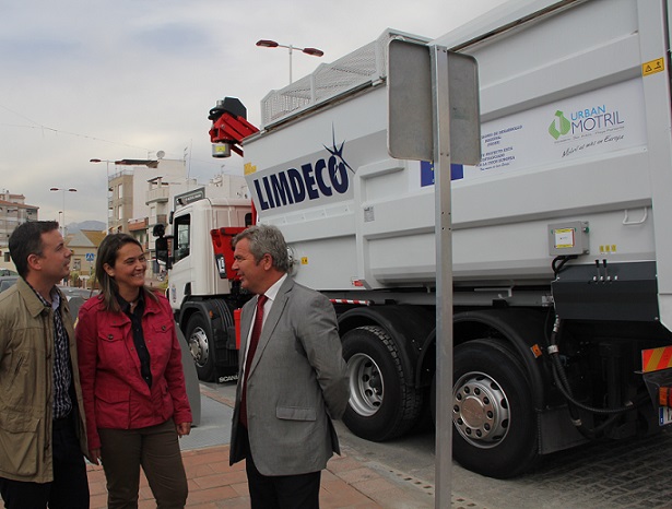 Los barrios portuarios estrenan un innovador camión que recoge los contenedores soterrados en 60 segundos