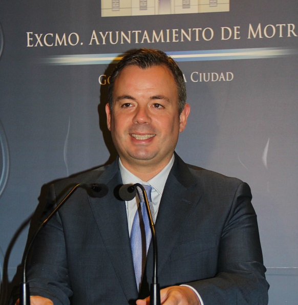 Navarro acusa a Almón de dejación de funciones y falta de respeto hacia los motrileños