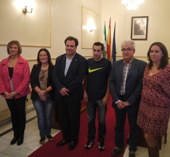 Miguel Beltrán es felicitado por su pueblo tras ganar el Andaluz de Media Maratón en Motril