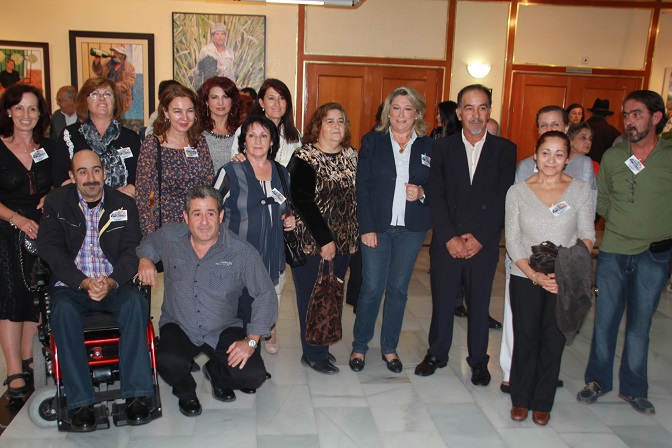 La alcaldesa de Almuñécar inauguró la   exposición de pintura colectiva bajo el lema Así es mi pueblo