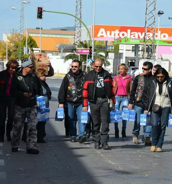 El Moto Club Tiburones de Almuñécar se sumó a la campaña provincial Moteros Solidarios con el Banco de Alimentos