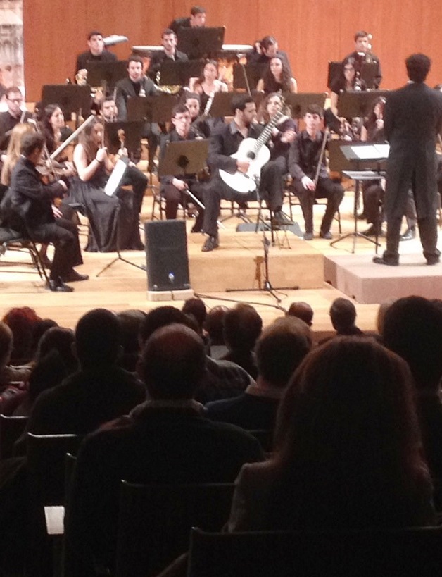 La Orquesta de la Universidad de Granada y el ganador del Andrés Segovia 2013, Marcos Victora Wagner ofrecieron anoche un concierto en Granada