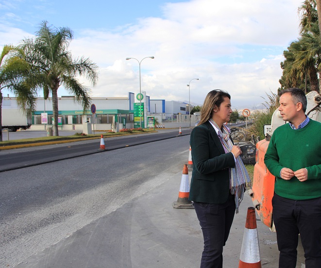 Fomento asfalta la carretera de la Celulosa y mejorará la de bajada al Puerto en las próximas semanas
