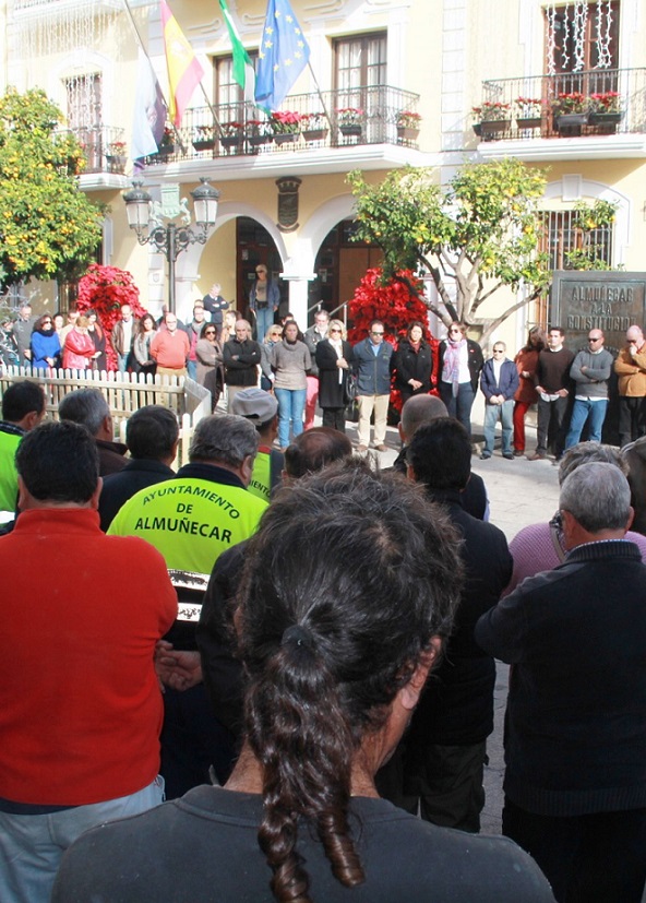Representantes y trabajadores del Ayuntamiento de Almuñécar guardaron un minuto de silencio en recuerdo empleo fallecido en accidente ayer