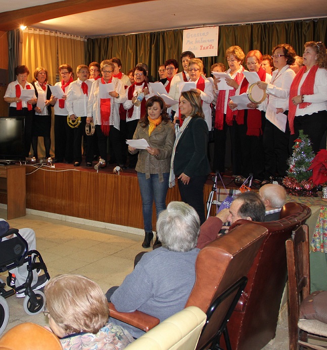 La alcaldesa de Motril visita a los mayores motrileños para desearles una Feliz Navidad