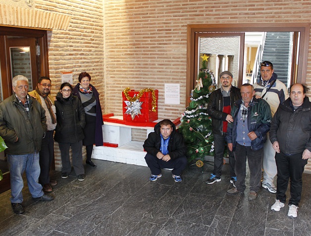 Usuarios del Centro de Participación Activa y FAISEM decoran el Ayuntamiento con motivos navideños de material reciclado
