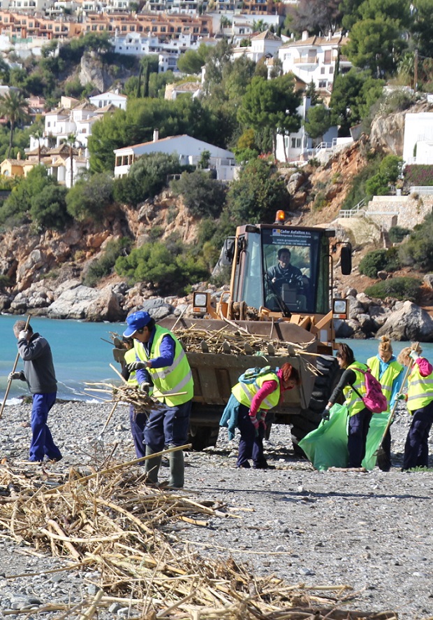 El Ayuntamiento de Almuñécar trabaja en la limpieza y normalización  de las playas  tras temporal de lluvia, viento y oleaje