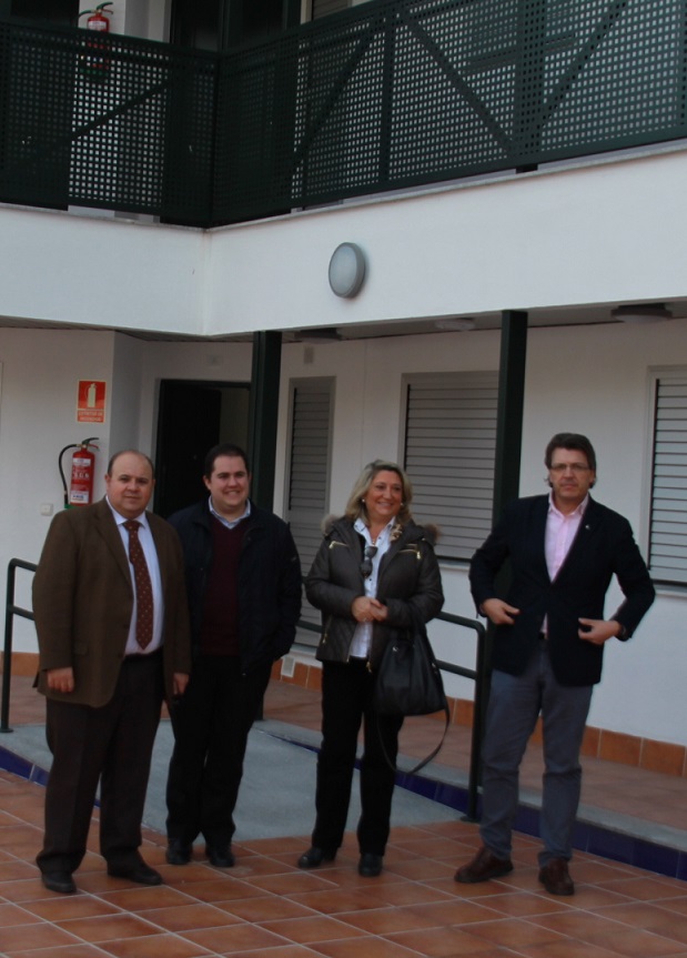 La alcaldesa de Almuñécar y  Diputación entregan las viviendas de Visogsa