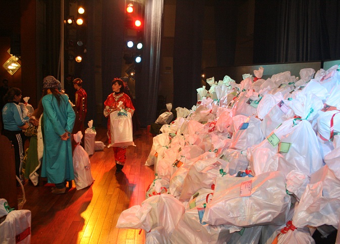 La campaña benéfica Ningún Niño Sin Juguete reparte regalos a 320 niños en el municipio sexitano